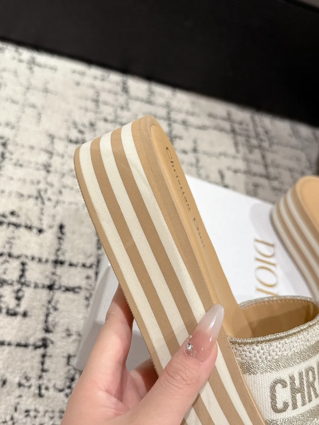 👟👟Ex-factory price 440👟👟 DIOR Dway fabric embroidered logo open toe 7cm thick sole one-word strap slippers CD letter logo three-dimensional embroidery thick bottom round toe open toe slippers The original development of the top version on the market, soft and delicate foot feel, extremely comfortable.  ✔️Upper: imported electro-embroidered cotton technical fabric ✔️Inner lining: water-dyed cowhide foot pad lining ✔️Outsole: original combination outsole ✔️Sole thickness: 7cm ✔️Size: #35-41 (40.41. Customized, non-refundable and non-exchangeable)
